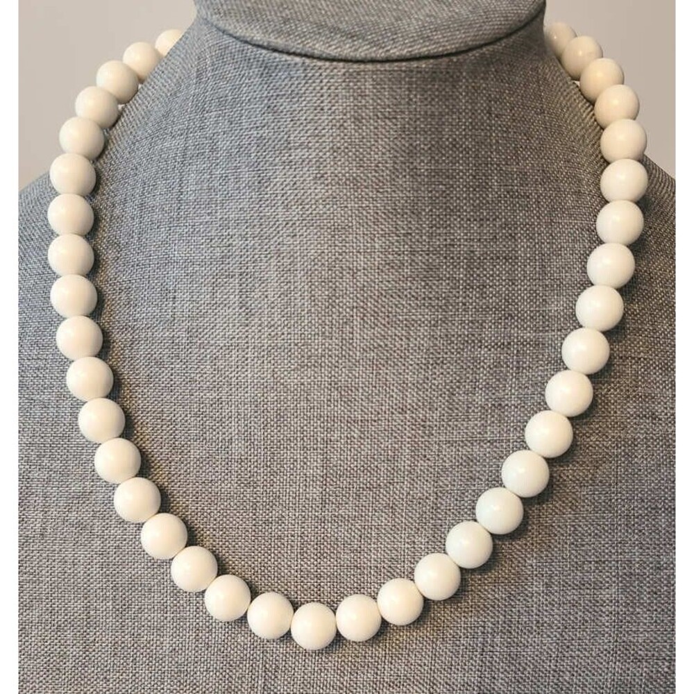 Vintage signed LISNER White Lucite Bead 22" Necklace with original Lisner dangle